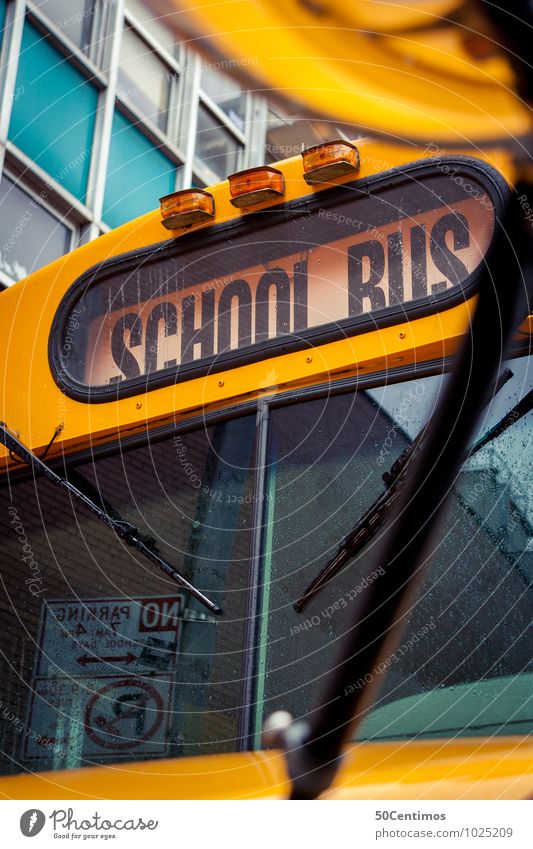 School Bus Bildung Schulkind Schüler lernen Student Öffentlicher Personennahverkehr Schulbus Erfahrung Erfolg New York City Farbfoto Außenaufnahme Menschenleer