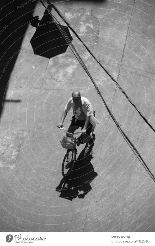 old man on bike Licht Schwarzweißfoto Fahrrad umbrella lines black white and afternoon sun backlight shadow reminicent concrete fast riding alone company