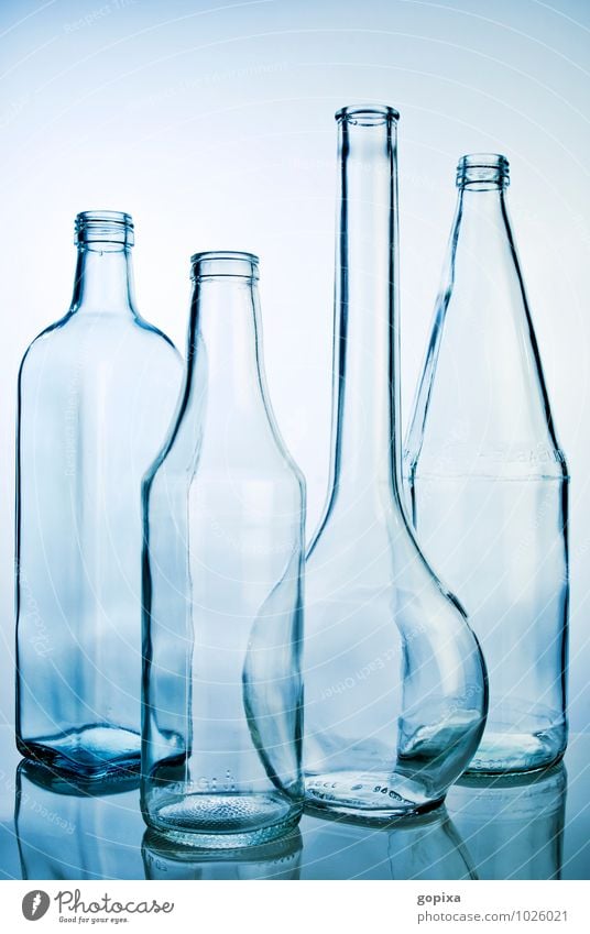Vier leere Glasflaschen Flasche Stil Industrie Handel Verpackung gebrauchen Sauberkeit blau Reinheit ästhetisch Design nachhaltig rein Recycling