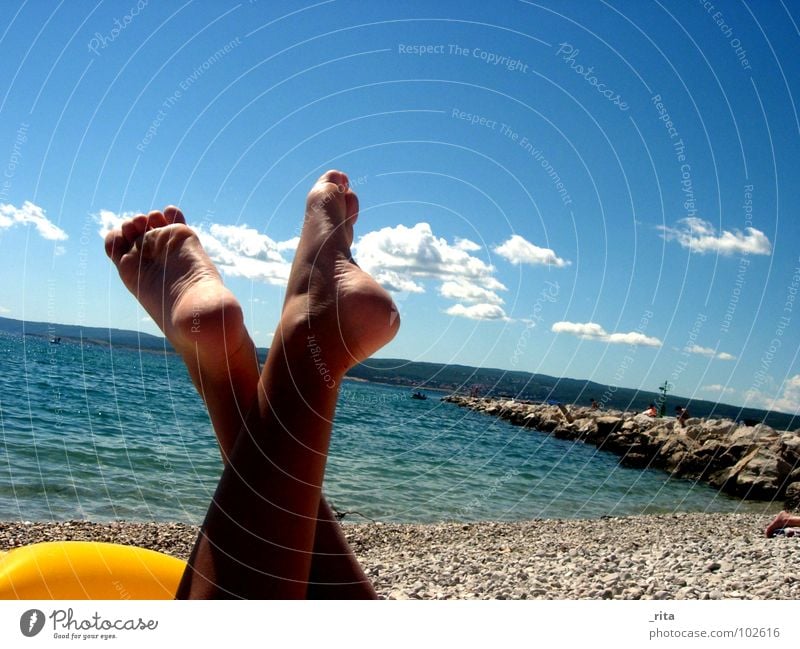 Summertime Sommer Kroatien Zehen Meer Strand Kies Erholung Wolken schlafen Ferien & Urlaub & Reisen Urlaubsstimmung Fuß blau Wasser Barfuß