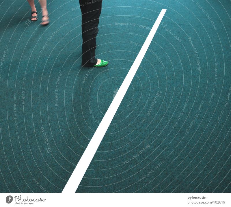 Linientreter Schuhe weiß türkis Teppich grün Hose Sandale Geometrie Ausstellung Bodenbelag Fuß Beine Jeanshose