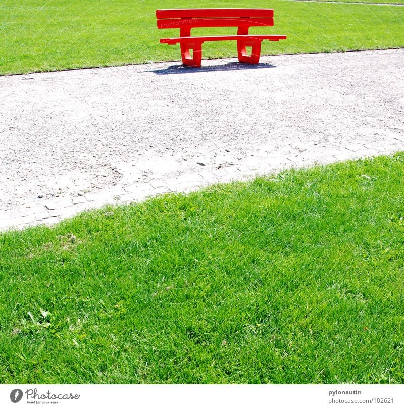 Ich sitze im Grünen und sehe Rot Wiese Park Kies rot grün grau Sommer Spaziergang Pause Freizeit & Hobby Sonntag Bank Wege & Pfade Rasen