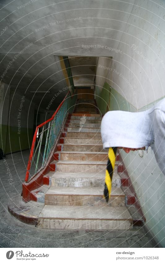 Junge Person steht mit Augenbinde an einer staubigen Treppe in verlassenem Gebäude im Elstal Ruine Olympisches Dorf Haus Wandel & Veränderung Vergänglichkeit