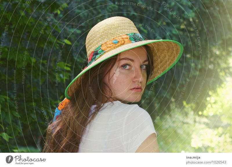 junge Frau mit Hut im Sommer Mensch feminin Junge Frau Jugendliche Erwachsene Gesicht 1 13-18 Jahre Kind 18-30 Jahre Umwelt Natur Landschaft Sonne Sonnenlicht