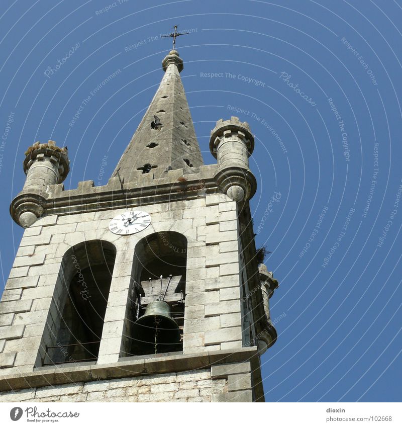 Kirchturm von Casteljau Farbfoto Außenaufnahme Menschenleer Textfreiraum rechts Textfreiraum oben Tag Sonnenlicht Trauerfeier Beerdigung Wolkenloser Himmel