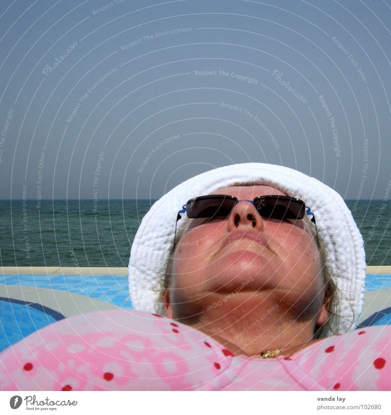 Sonnenbad Sommer Schwimmbad Ferien & Urlaub & Reisen Meer Badeanzug Sonnenbrand Sonnenbrille Baseballmütze dick Frau ausgestreckt nass Erholung schlafen ruhen