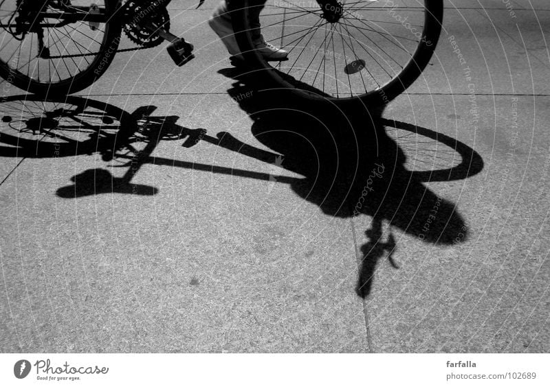 Bicycle...Bicycle... Fahrrad Licht dunkel Fußgänger Pedal Mensch bicycle Schwarzweißfoto Schatten Straße street road Rad Fahrradfahren