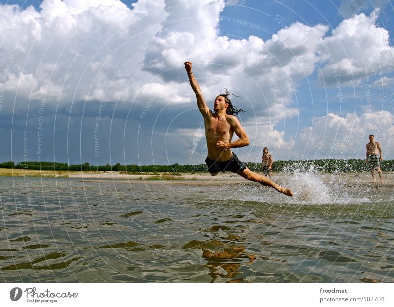 superman Aktion Deutschland Sommer Blick spritzen Strand Wolken springen Freude Schwimmen & Baden froodmat Wasser superheld fliegen Himmel