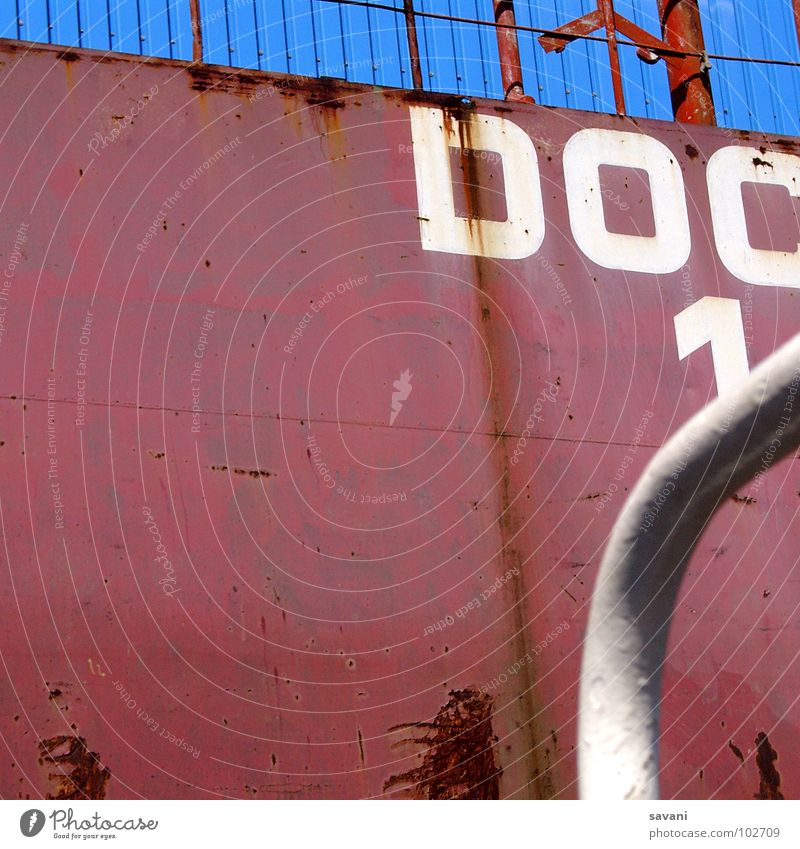 red, white and blue Fluss Hamburger Hafen Dock Mauer Wand Schifffahrt Container Rost Schriftzeichen Ziffern & Zahlen blau rot weiß Buchstaben Elbe Schiffswerft