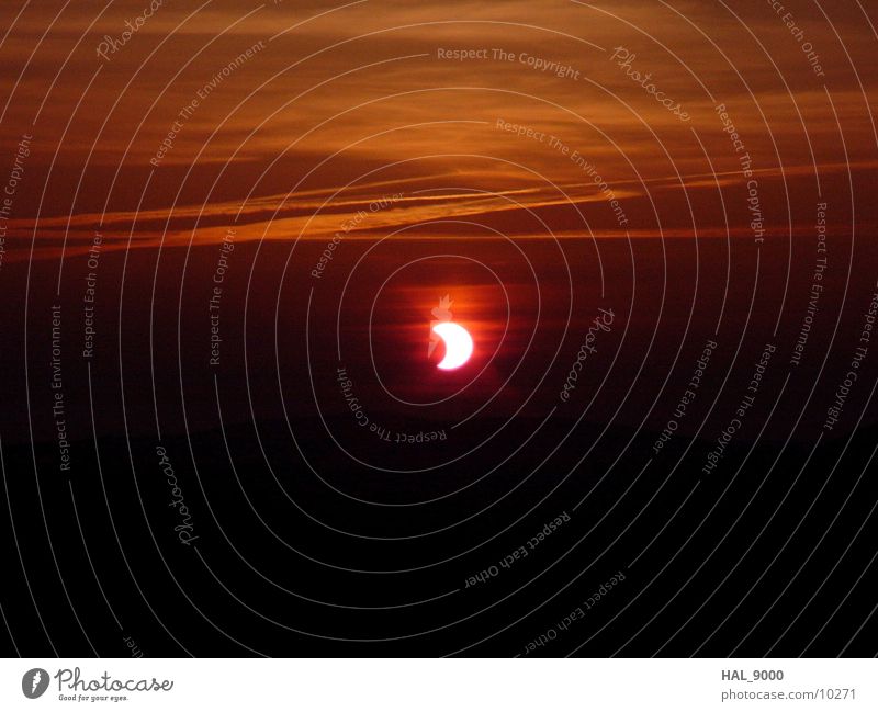 Sonnenfinsternis_2 partiell Mond Morgendämmerung