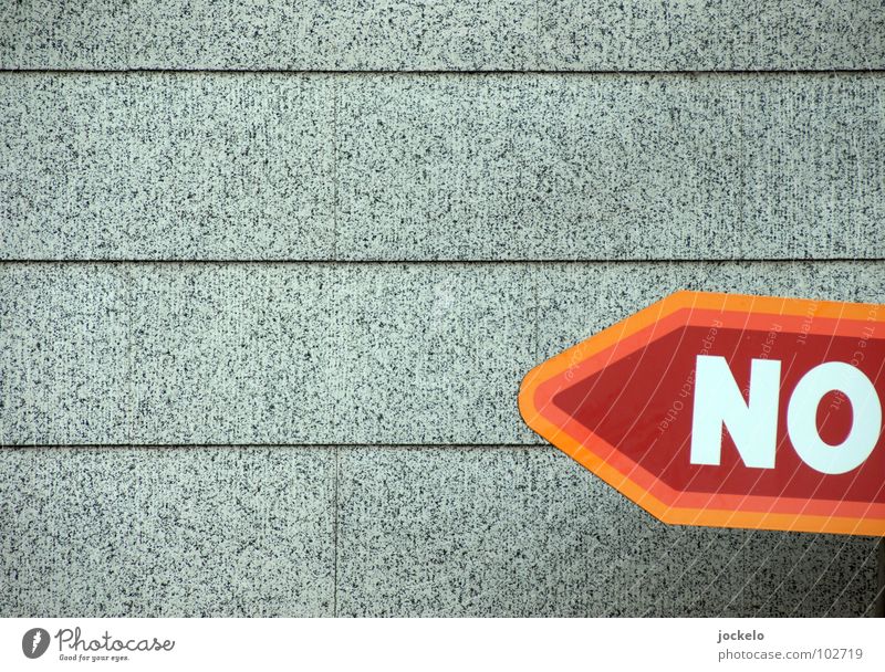 NO.RMAL Wand grau Verbote trist Schriftzeichen Einzelhandel rot links Buchstaben Hinweisschild Schilder & Markierungen orange Norma jomam Ablehnung