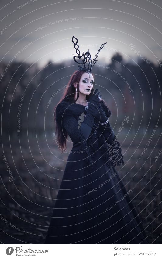 . Karneval Halloween Mensch feminin 1 Herbst Feld Kleid rothaarig langhaarig dunkel Gothic Viktorianischer Stil Spitze schwarz Farbfoto Gedeckte Farben