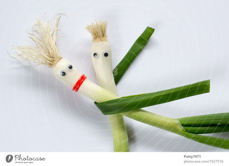 Schalotten mit aufgeklebten Kulleraugen stellt ein tanzendes Paar dar Gemüse Zwiebel Tanzen festhalten Umarmen Zusammensein Farbfoto Liebe Glück Verliebtheit