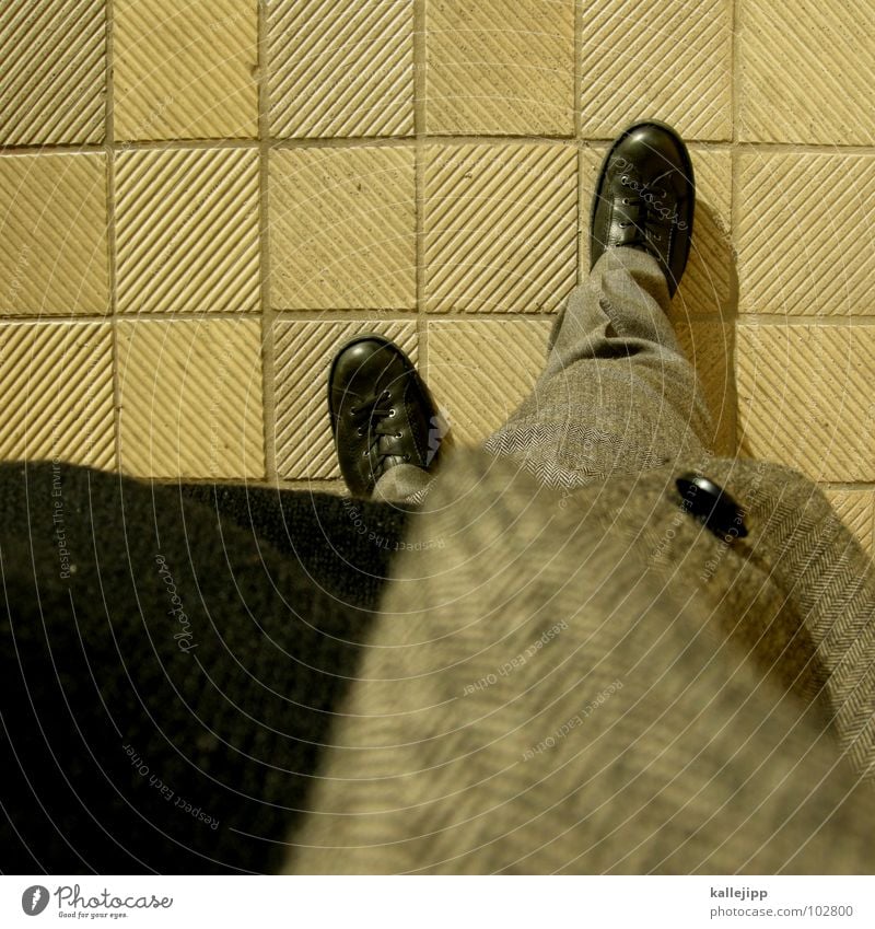 bitte einmal schuhe putzen tinnka ;-) Ladengeschäft Anzug grau Muster Tanzfläche rechts Schuhe Knöpfe Hose Jacke Stoff Bügelfalte fein Ausgang Uniform S-Bahn
