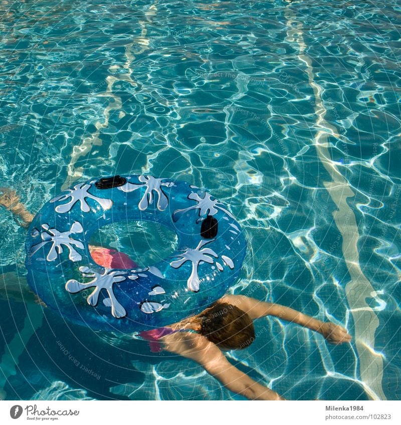Drunter durch Schwimmbad Freibad tauchen Frau Badeanzug Ferien & Urlaub & Reisen Schwimmhilfe Sommer harmonisch Wassersport Italien Physik heiß Freizeit & Hobby
