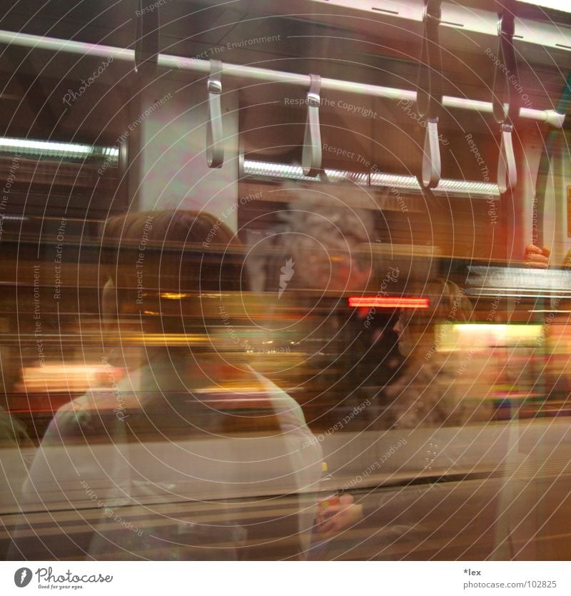 nächster Halt: Templon Tèr S-Bahn Nacht fahren Nachtfahrt Budapest Passagier Fahrzeug Glasscheibe Fenster Reflexion & Spiegelung Warme Farbe Stadt Stadtleben