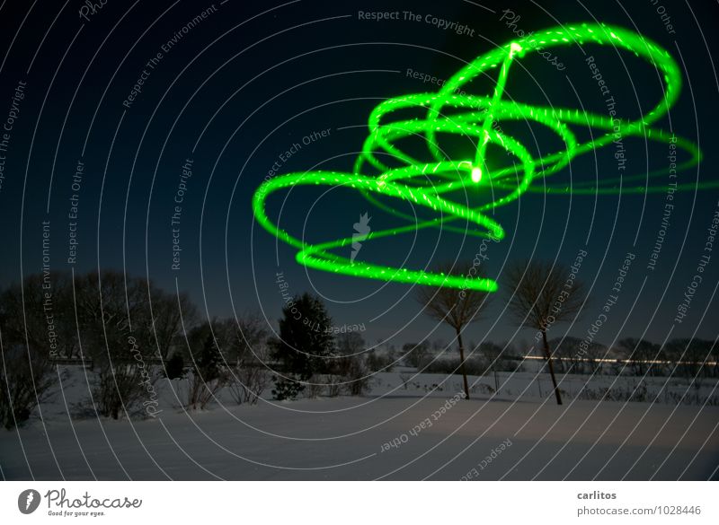 Marsianischer Drehwurm Langzeitbelichtung Winter Schnee Nacht Licht Bewegung grün außerirdisch Außerirdischer Landen