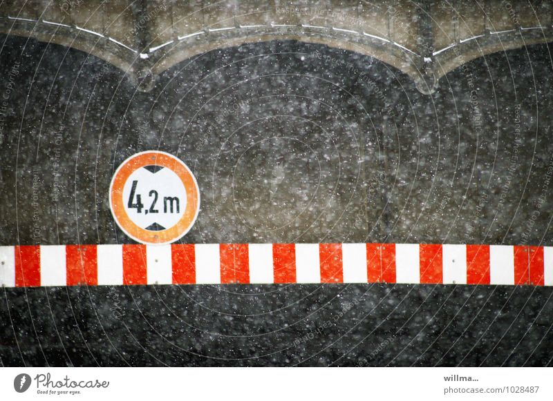 Vorgeschriebene Schneegrenze Winter Schneefall Tunnel Brücke Verkehrszeichen Verkehrsschild Verbote rot-weiß Verbot für Fahrzeuge über angegebener Höhe