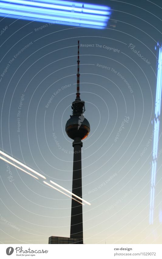 Fernsehturm mit Spiegelung der Leuchtstoffröhren aus dem Saturn Reflexion & Spiegelung Sehenswürdigkeiten Stadt Hauptstadt Denkmal Himmel Berlin-Mitte Turm