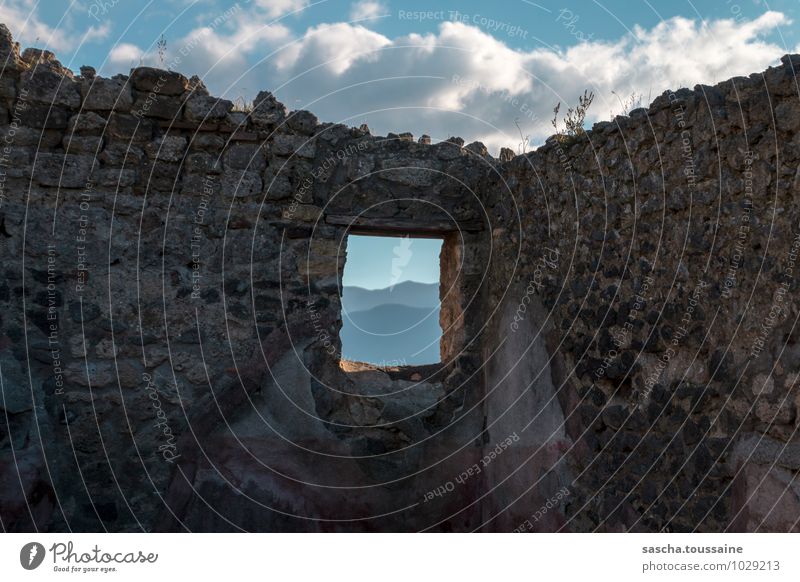 Malerischer Ausblick von Pompeji Architektur Kultur Himmel Wolken Hügel Pompei Italien Europa Stadt Menschenleer Ruine Gebäude Mauer Wand Fenster