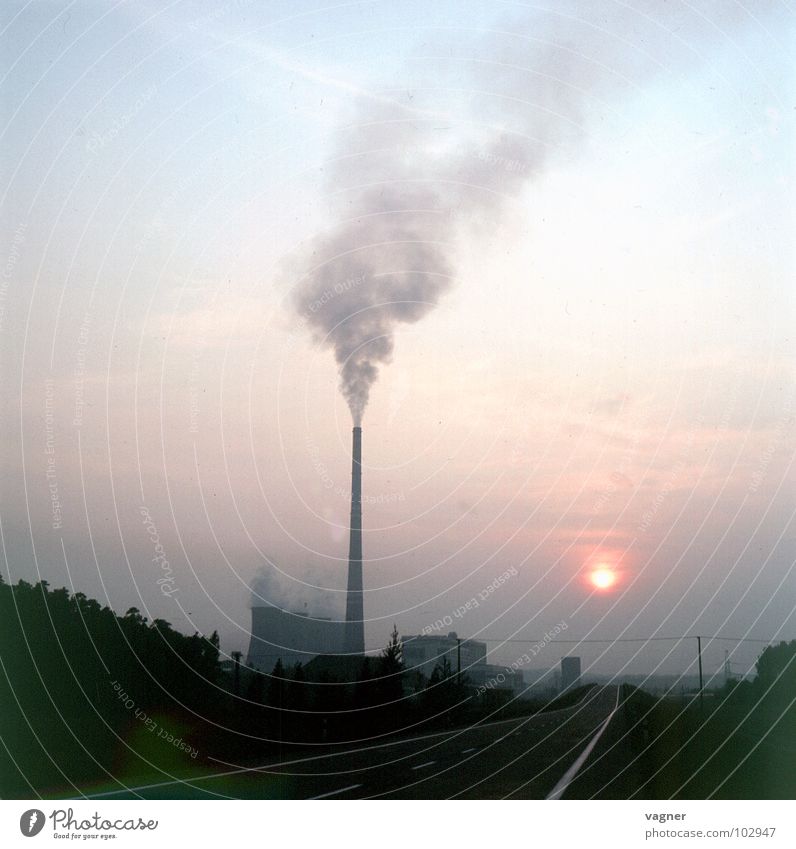 Umwelt Wolken Umweltverschmutzung Saurer Regen Industrie dreckig Rauch Rauchwolke Himmel Schornstein Abgas Rauchsäule Stromkraftwerke Abendsonne Sonnenaufgang