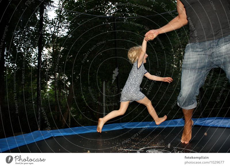 hüpfendes Kind auf Trampolin Spielen Hüpfen springen Garten Mann Kindheit Bewegung Vater Zusammensein Freude Glück spass Fröhlichkeit Lebensfreude Gefühle