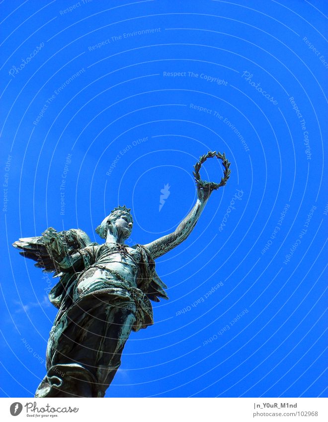 Wer bekommt den Kranz? Lorbeer Statue Wien Ewigkeit dreckig Handwerk Engel Schönes Wetter Freiheit