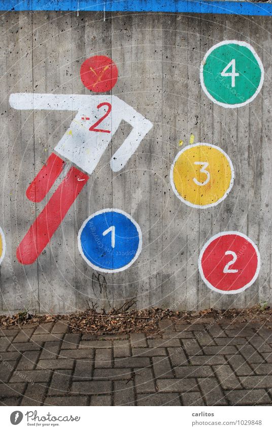 Fußball nachZahlen Wand Graffiti Ziffern & Zahlen 1 2 3 4 schießen Spielen rot blau grün gelb weiß Beton