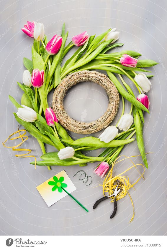 Frühlingskranz mit Tulpen machen Stil Design Sommer Haus Garten Dekoration & Verzierung Feste & Feiern Natur Pflanze Blume Mauer Wand grau grün rosa weiß