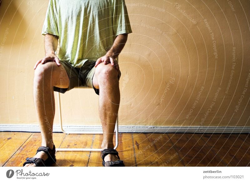 Gespannt Mann Raum Warteraum aufregend Erwartung Nervosität vertikal Knie Kniescheibe kopflos Körperhaltung üben Patient Pause ruhig Yoga Praxis Arzt