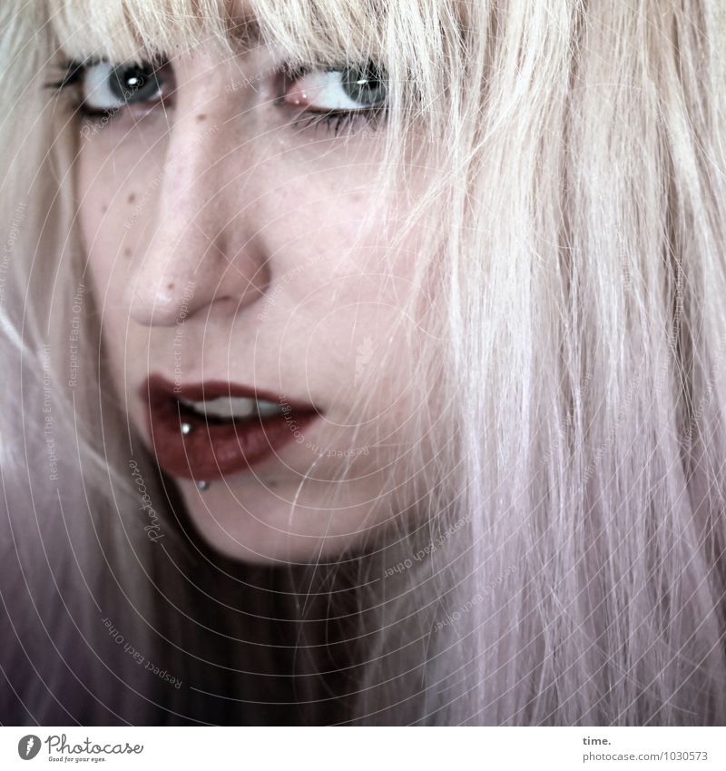 . feminin Junge Frau Jugendliche 1 Mensch Piercing blond langhaarig Pony Punk Färbung beobachten Blick warten authentisch schön Originalität Gefühle Mut