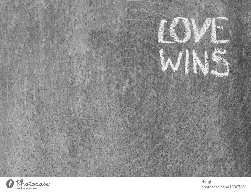Love wins... Mauer Wand Metall Schriftzeichen Kommunizieren schreiben außergewöhnlich einfach einzigartig grau weiß Gefühle Weisheit Erfahrung Kreativität Leben
