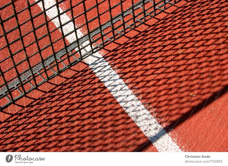 Linienführung Netz Schatten rot weiß Tennis Tartan Ball Sport Tennisplatz Sportstätten Spielen Aufschlag Sommer Spieler Gegner springen Erfolg Ballsport