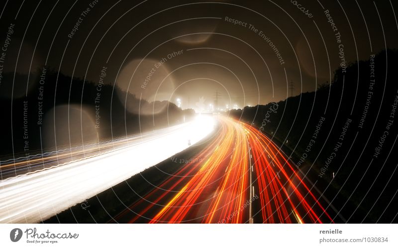 Autobahn bei Nacht Fortschritt Zukunft Verkehrswege Berufsverkehr Autofahren entdecken Geschwindigkeit Stadt gelb orange rot Begeisterung Erfolg Macht Business