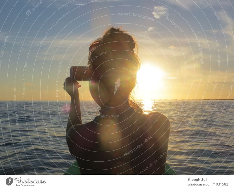Fang die Sonne ein Fotografieren Ferien & Urlaub & Reisen Tourismus Abenteuer Ferne Freiheit Sommerurlaub Insel Kajak feminin Junge Frau Jugendliche Erwachsene