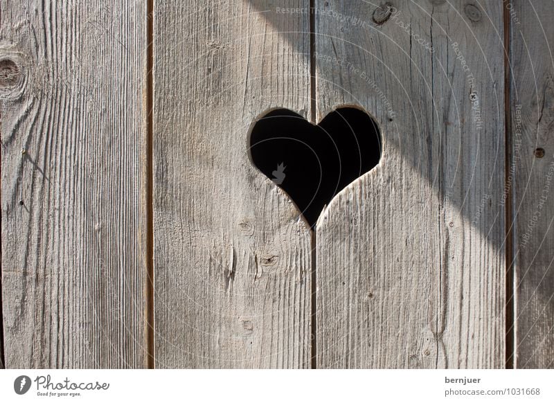 Heisldir Valentinstag Hütte Holz Herz alt Liebe einfach niedlich braun schwarz Romantik Holztür WC Hintergrundbild Tür altehrwürdig Loch Klotür bayerisch