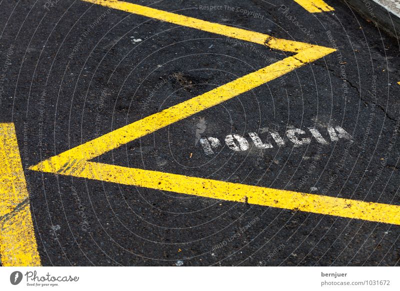 Policia Stadt Platz Verkehr Straße PKW Linie gelb schwarz weiß Spanisch Polizei Parkplatz Asphalt vorbehalten Raum Schrift Zickzack policia reserviert