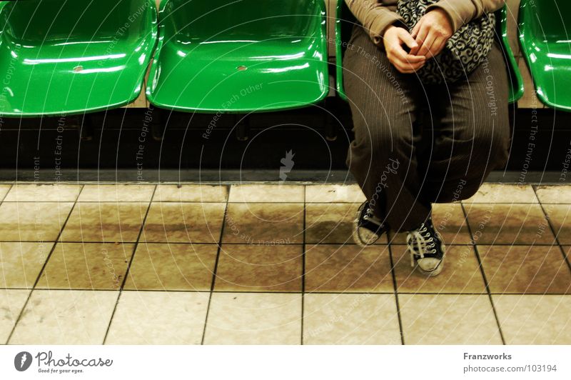 Stirnregen. Platz U-Bahn S-Bahn unterwegs Nervosität grün hocken Morgen Chucks Finger Einsamkeit leer Gedanke Frau sitzen Bank warten Sitzgelegenheit Stuhl