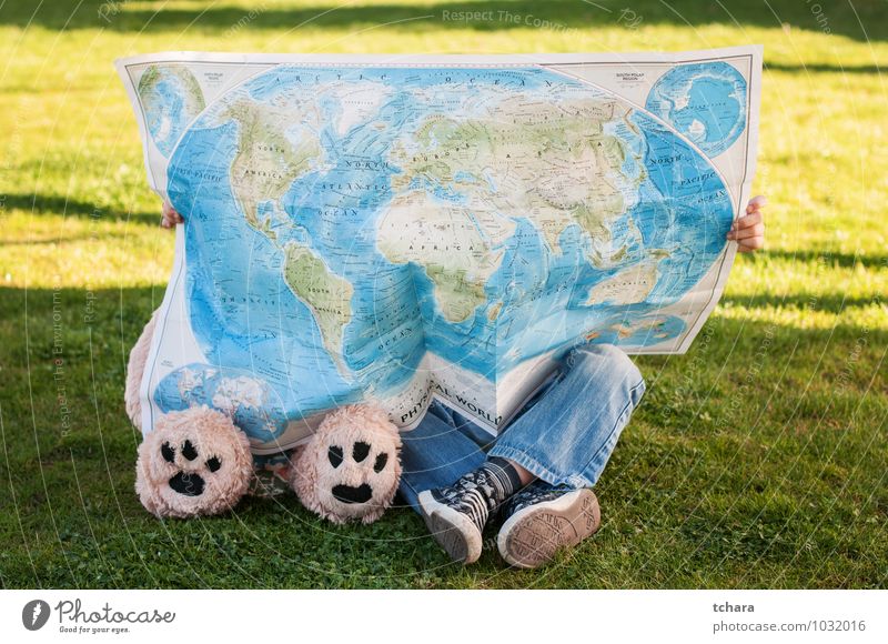 Reisende Ferien & Urlaub & Reisen Ausflug Kind Freundschaft Kindheit Fuß Gras Jeanshose Turnschuh Pfote Spielzeug Teddybär Globus grün Abenteuer Bär Bein Led's