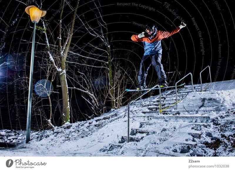 Saisonstart Lifestyle Stil Freizeit & Hobby Wintersport Snowboard maskulin Junger Mann Jugendliche Natur Landschaft Sportbekleidung Helm fahren springen