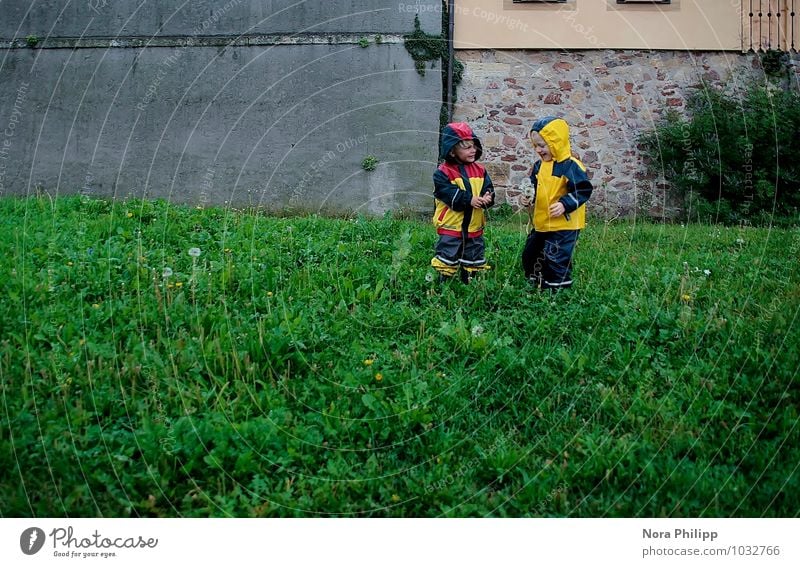 Regenwetter Freizeit & Hobby Kinderspiel Kindererziehung Kindergarten Mensch Kleinkind Freundschaft Kindheit 2 1-3 Jahre Umwelt Natur schlechtes Wetter Gras