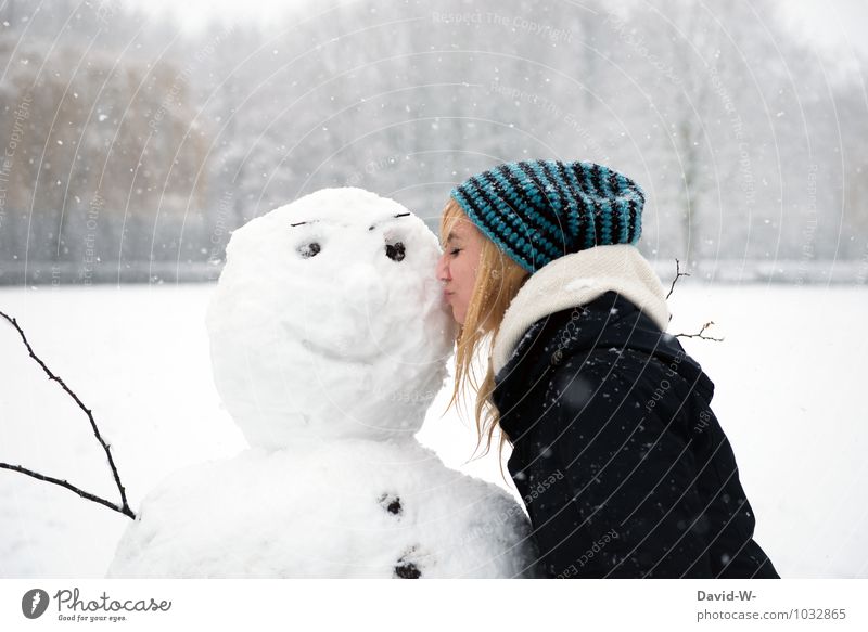 Schneemann im Winter Liebe Kuss winterlich Frau Jahreszeit Freude Jahreszeiten Lächeln Fröhlichkeit