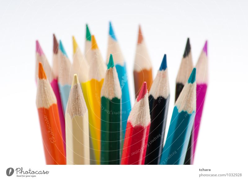 Bunte Bleistifte Design Handarbeit Bildung Schule Kunst Schreibstift Holz zeichnen blau grün rot weiß Farbe Kreativität vereinzelt Hintergrund farbenfroh