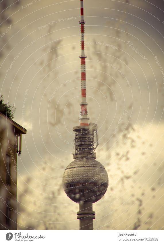 Turm mit Spritzer Sightseeing DDR Wassertropfen Wolken Antenne Wahrzeichen Berliner Fernsehturm Bekanntheit retro Vergangenheit Wasserfontäne