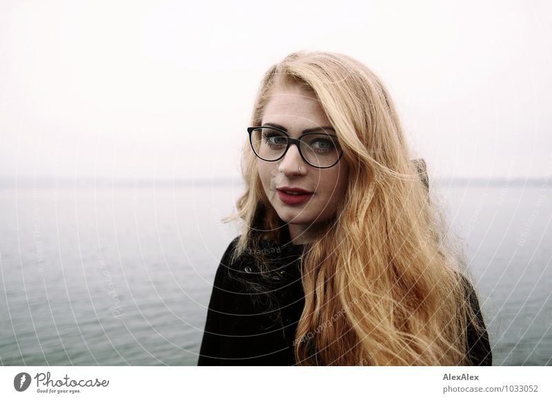 Portrait Ausflug Meer Junge Frau Jugendliche Kopf Haare & Frisuren Sommersprossen Grübchen 18-30 Jahre Erwachsene Nebel Bucht Mantel Brille rothaarig langhaarig
