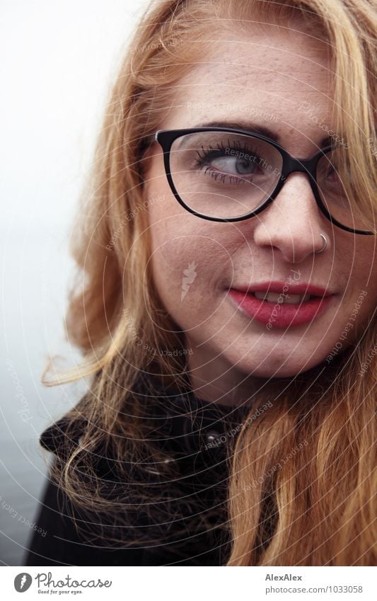 aufmerksam Junge Frau Jugendliche Gesicht Sommersprossen Kinngrübchen 18-30 Jahre Erwachsene Küste Mantel Brille rothaarig langhaarig Wachsamkeit beobachten
