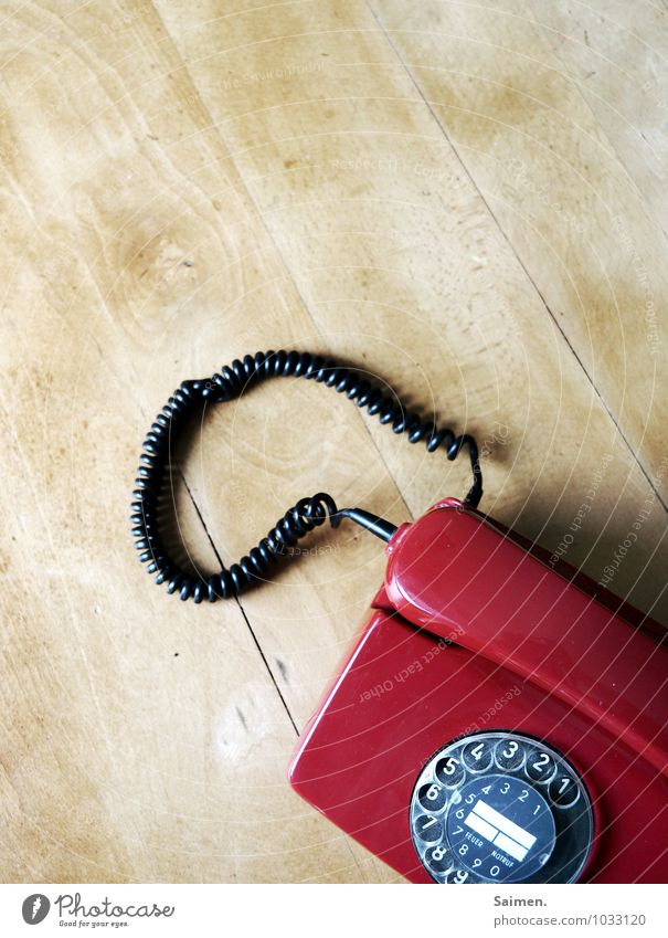 oldschool Telekommunikation Telefon Telefongespräch alt retro Kommunizieren Tisch Telefonhörer Wählscheibe Ziffern & Zahlen mehrfarbig Detailaufnahme