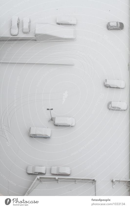 falsch gespurt Schnee Menschenleer Parkhaus PKW hoch kalt weiß ruhig Höhenangst ästhetisch bizarr gleich Mobilität Ordnung stagnierend Surrealismus Wege & Pfade