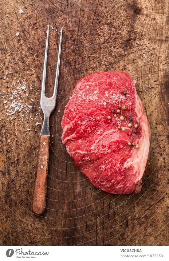 Roastbeef Steak mit Fleischgabel , Salz und Pfeffer Lebensmittel Kräuter & Gewürze Ernährung Mittagessen Abendessen Bioprodukte Diät Gabel Stil Design