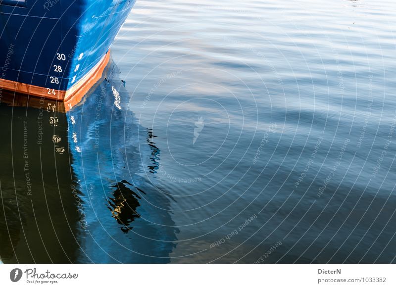 Bug Schifffahrt Wasserfahrzeug blau orange weiß Schiffsbug Ziffern & Zahlen Spiegelbild Wellen Spitze Farbfoto Außenaufnahme Menschenleer Textfreiraum links
